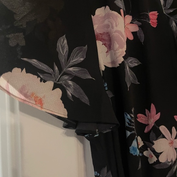 City Chic flutter sleeve dress - Picture 2 of 7